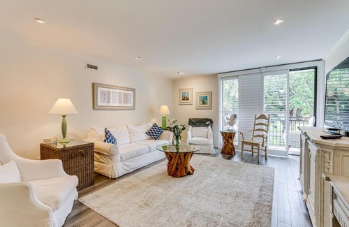 Harbour Town Apartment | Walk to Pier and Golf Heart of Harbour Town Condo
