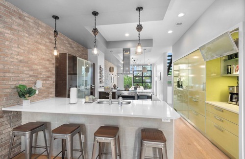 Five Points House | Walk to RiNo’s Best Bars, Restaurants, Coors Field! Rooftop Deck with Hot Tub!