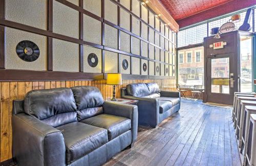 Lansing House | Walk to River Unique Studio in Renovated Bar!