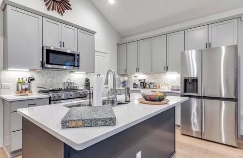 Southtown House | Walk to Riverwalk & Alamodome from Modern Retreat- 2 Car Garage w/EV Charger