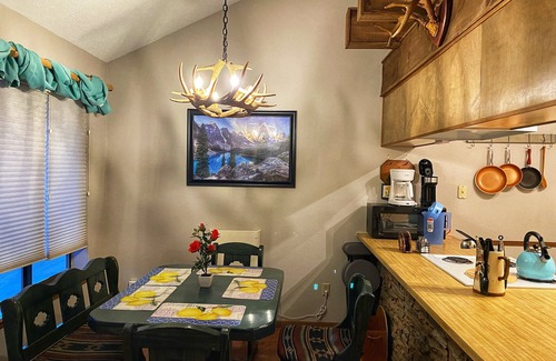 Angel Fire Condo | Walk To Ski Lifts! W/D, WiFi, Kitchen, Skylights