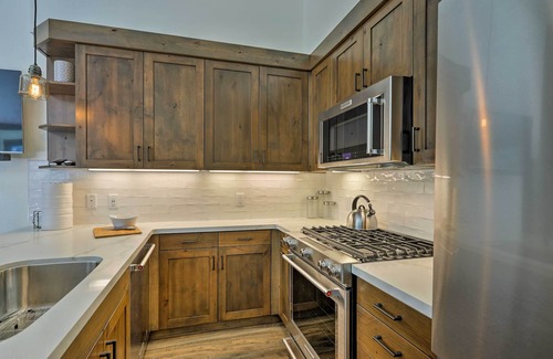 Truckee Condo | Walk to Ski Shuttle: Truckee Condo w/Hot Tub
