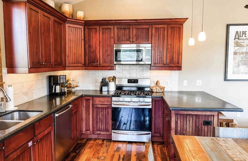 Crested Butte Condo | Walk to Slopes - Hot Tub - Fireplace