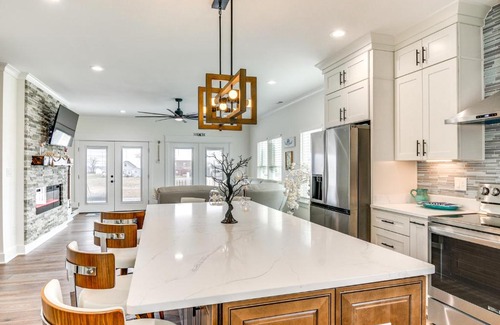Birdsnest House | Walk to Smith Beach Spacious Home with Hot Tub