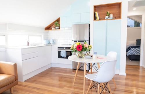 Cooks Hill House | Walk to the Beach | Live Like A Local | All The Comforts Of Home