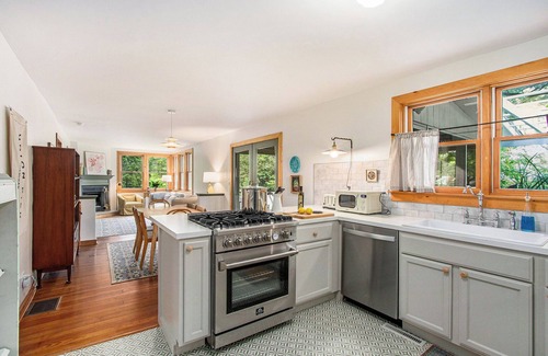 Union Pier House | Walk to the beach. Steps to the bakery. Hot Tub, King Beds, & Fire Pit.