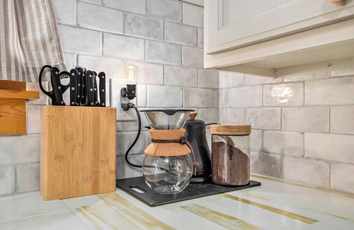 Union Pier House | Walk to the beach. Steps to the bakery. Hot Tub, King Beds, & Fire Pit.
