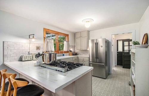 Union Pier House | Walk to the beach. Steps to the bakery. Hot Tub, King Beds, & Fire Pit.