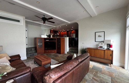 South Oceanside House | Walk to the Beach, Walk to Restaurants, Pubs and Music