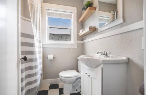 North End Apartment | Walk to the waterfront! The Cozy Cottage
