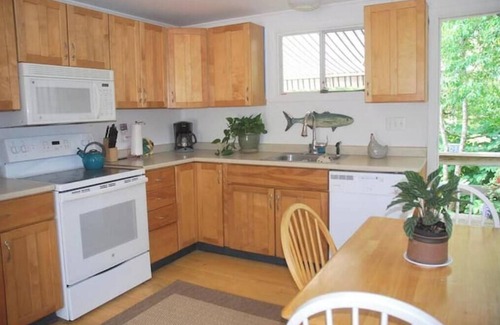 Oak Bluffs House | Walk to town & beach A/C, Strong WiFi, family & pet friendly. Outdoor shower