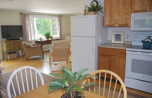 Oak Bluffs House | Walk to town & beach A/C, Strong WiFi, family & pet friendly. Outdoor shower