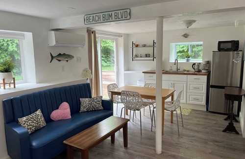 Oak Bluffs House | Walk to town & beach A/C, Strong WiFi, family & pet friendly. Outdoor shower