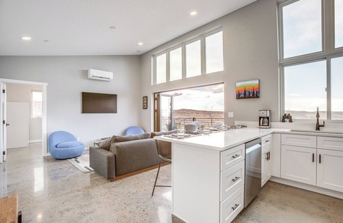 Golden Cottage | Walk to Trail: 'lookout Landing' Newly Built Home!