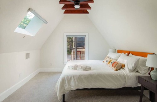 Gainesville House | Walk to UF! Historic King Bed Loft w/Private Deck