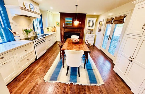 Waterford House | Walk to Wineries from Historic Village Estate
