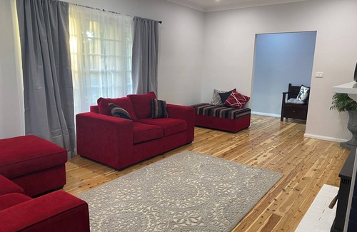 West Tamworth House | Walking distance to West Leagues Club & Golf Club 3 bedroom home, enclosed yard