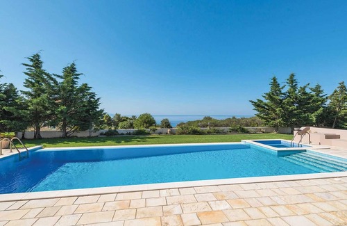 Lakithra Villa | walking distance of tavernas & mini-market.