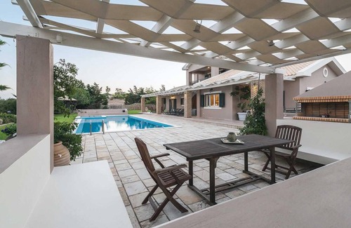 Lakithra Villa | walking distance of tavernas & mini-market.