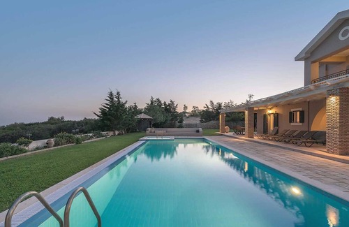 Lakithra Villa | walking distance of tavernas & mini-market.