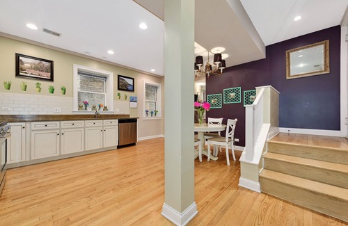 Rogers Park Condo | Walking distance to restaurants, shops and Lake Michigan,