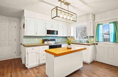 Meridian House | Walking distance to shops, restaurants, bars & more!