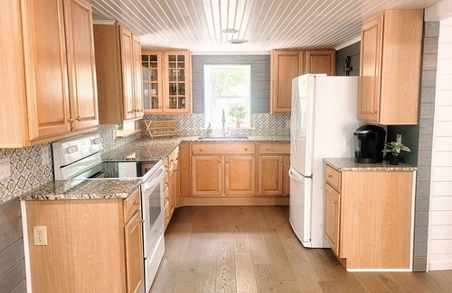 Tranquil Harbour Cottage | Walking Distance to the Beach 2 Bed 1 Bath Beach Cottage on beautiful Oak Island