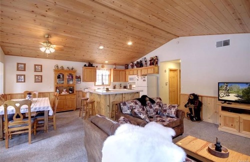 Summit Estates Cabin | Walking Distance to Snow Summit