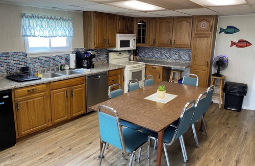 Conneaut Lakeshore Cottage | Walking distance to beach area of Conneaut lake- 4 beds-Pet Friendly- NO Smoking
