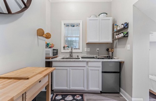 Old Town Fredericksburg Apartment | Walking distance to everything downtown, minutes to Mary Washington