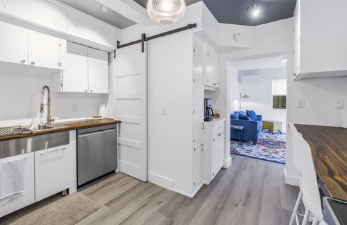 Historic Old Northeast Cottage | Walking distance downtown, pier, Vinoy park, many cafes/shops. Short & long term