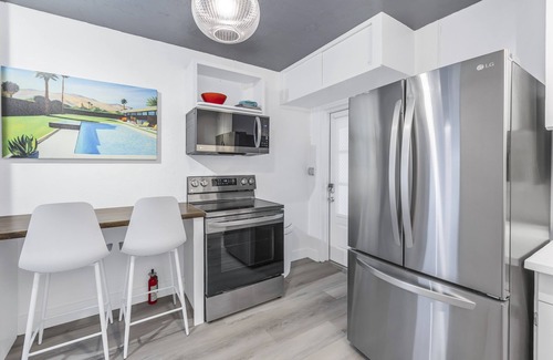 Historic Old Northeast Cottage | Walking distance downtown, pier, Vinoy park, many cafes/shops. Short & long term