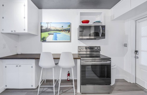 Historic Old Northeast Cottage | Walking distance downtown, pier, Vinoy park, many cafes/shops. Short & long term