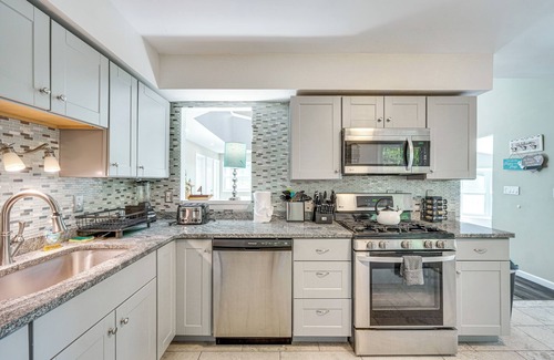 Wallenpaupauk Lake Estates House | Wallenpaupack Lake Estates: Luxe & Spacious Home