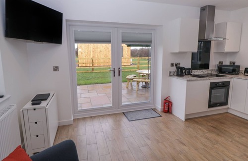 Radbourne Cabin | WALNUT LODGE, pet friendly, with a garden in Etwall