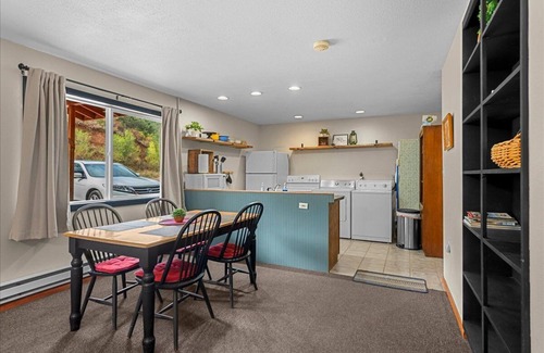 Manitou Springs Cottage | Waltons Mountain Cottage - HOT TUB