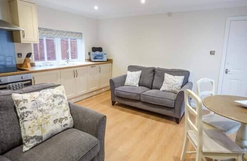 Walworth Cottage | WALWORTH CASTLE HOLIDAY COTTAGE, pet friendly in Walworth