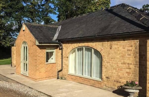 Walworth Cottage | WALWORTH CASTLE HOLIDAY COTTAGE, pet friendly in Walworth