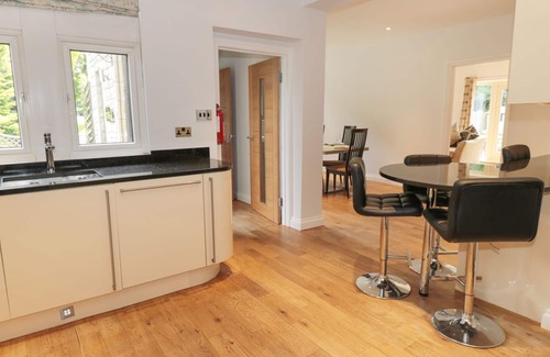 Walworth Cottage | WALWORTH CASTLE LODGE, pet friendly, with hot tub in Darlington