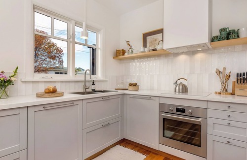 Kingston Beach Cottage | Wanderhaven- Restored 100 years old cottage with golf and river views