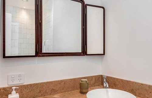 Kingston Beach Cottage | Wanderhaven- Restored 100 years old cottage with golf and river views