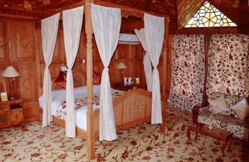 Nagin Bagh Hotel | Wangnoo Heritage Houseboats