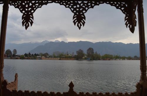 Nagin Bagh Hotel | Wangnoo Heritage Houseboats