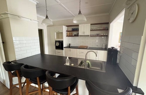Lawson Cottage | Waratah House - Blue Mountains family friendly retreat.