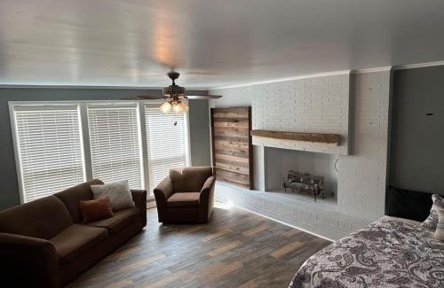 Monroe House | Warhawks Cavern Getaway Near ULM