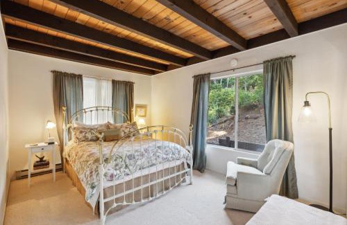 Kelseyville House | Warm and Cozy Mountain and Lake View Haven cottage