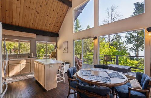 Kelseyville House | Warm and Cozy Mountain and Lake View Haven cottage