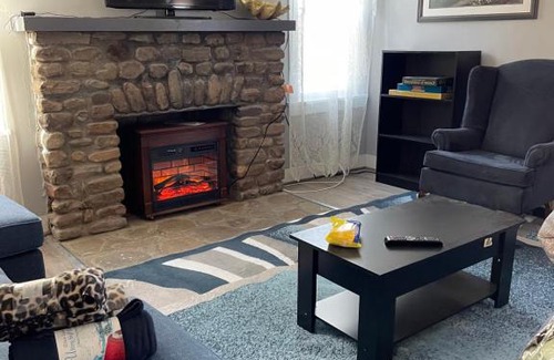 Wilson House | Warm and Cozy on Lake Ontario