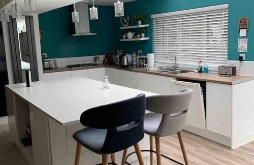 Merthyr Tydfil House | Warm and Inviting home in Fairview - With Outdoor Hot tube