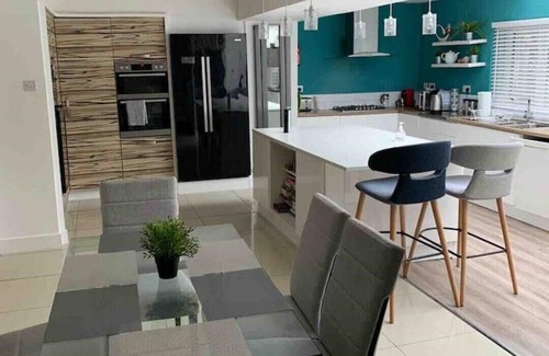 Merthyr Tydfil House | Warm and Inviting home in Fairview - With Outdoor Hot tube